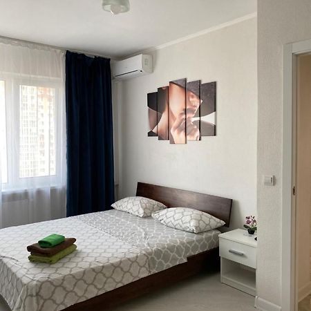 Cozy Apartment On Gmyri 12B Near Metro Poznyaki Киев Екстериор снимка